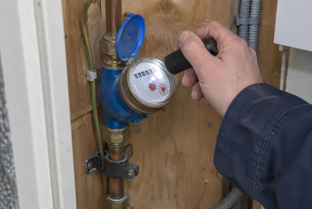 Lekdetectie Pijnacker – watermeter in de meterkast controleren met een zaklamp